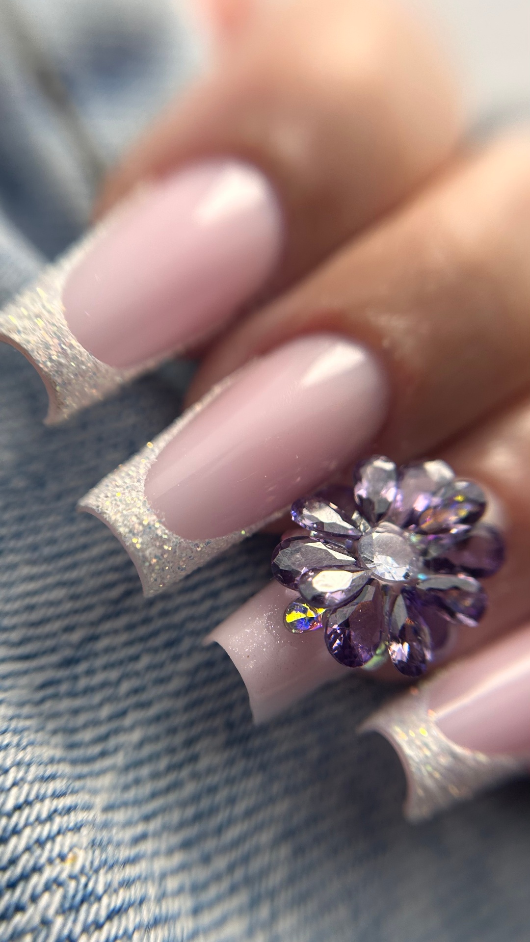 Trabalho de unhas com cristais realizado em Lisboa
