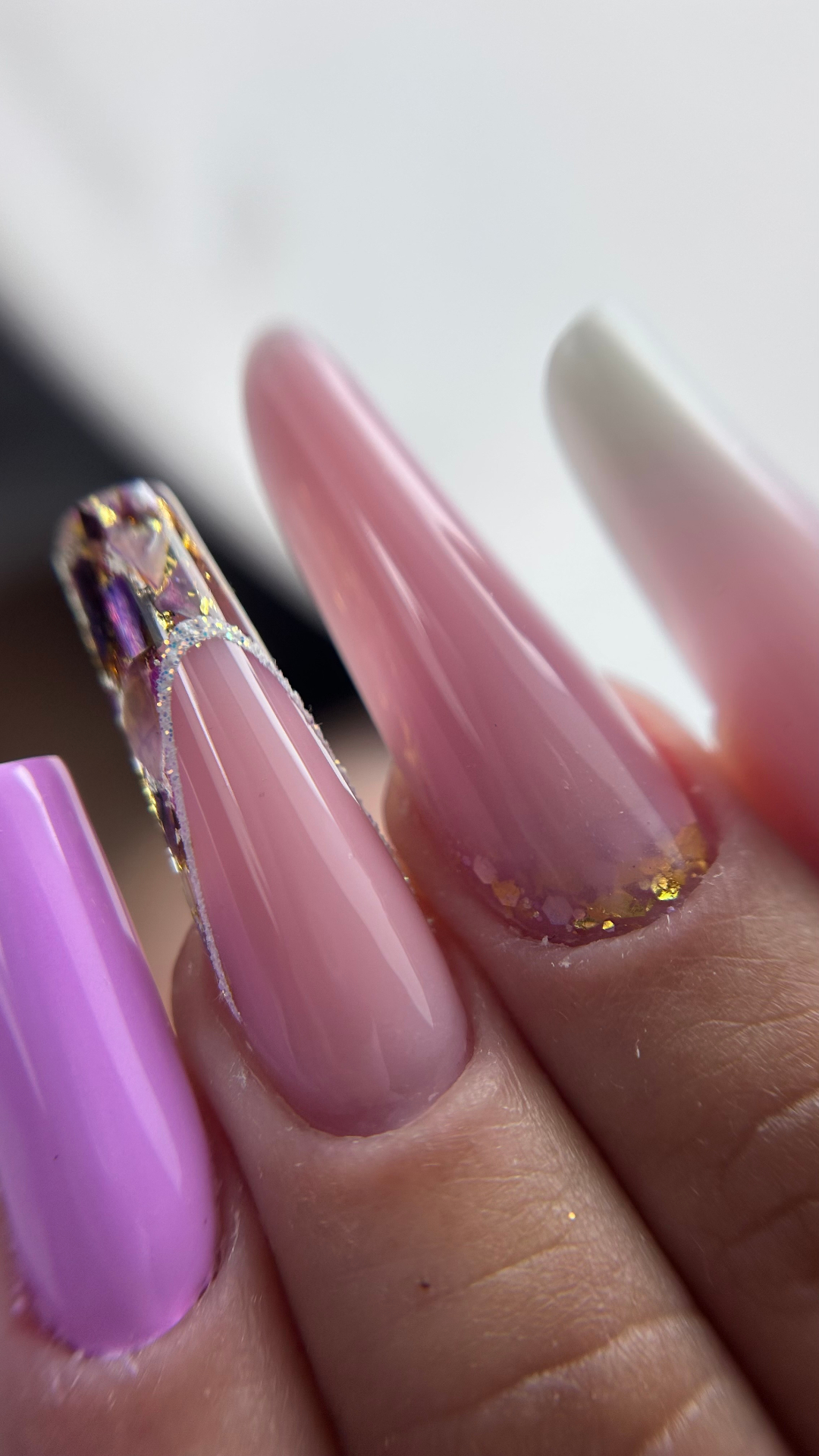 Unhas baby boomer com folha dourada — Catarina Santos