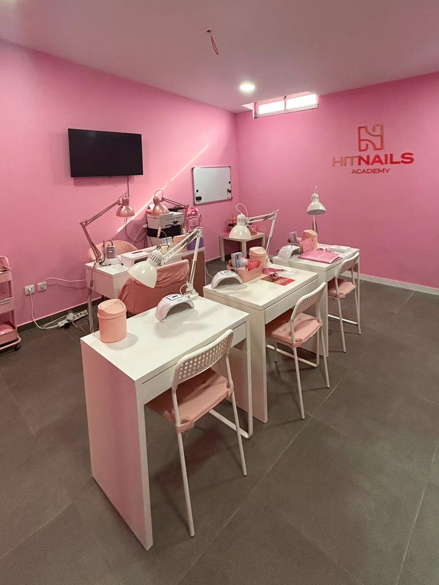 Espaço da Hit Nails Academy Olaias em Lisboa