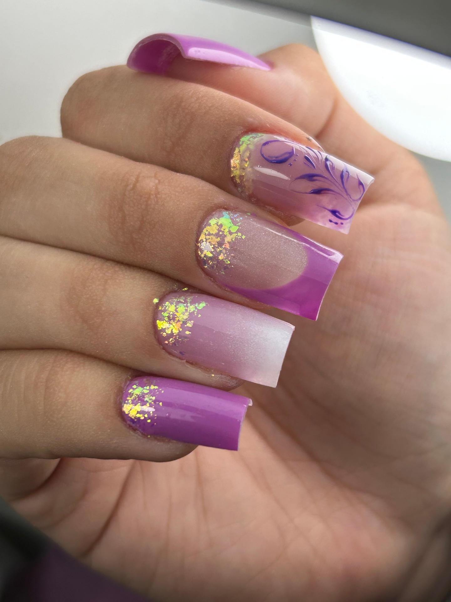 Nail art roxa com flocos holográficos em Lisboa